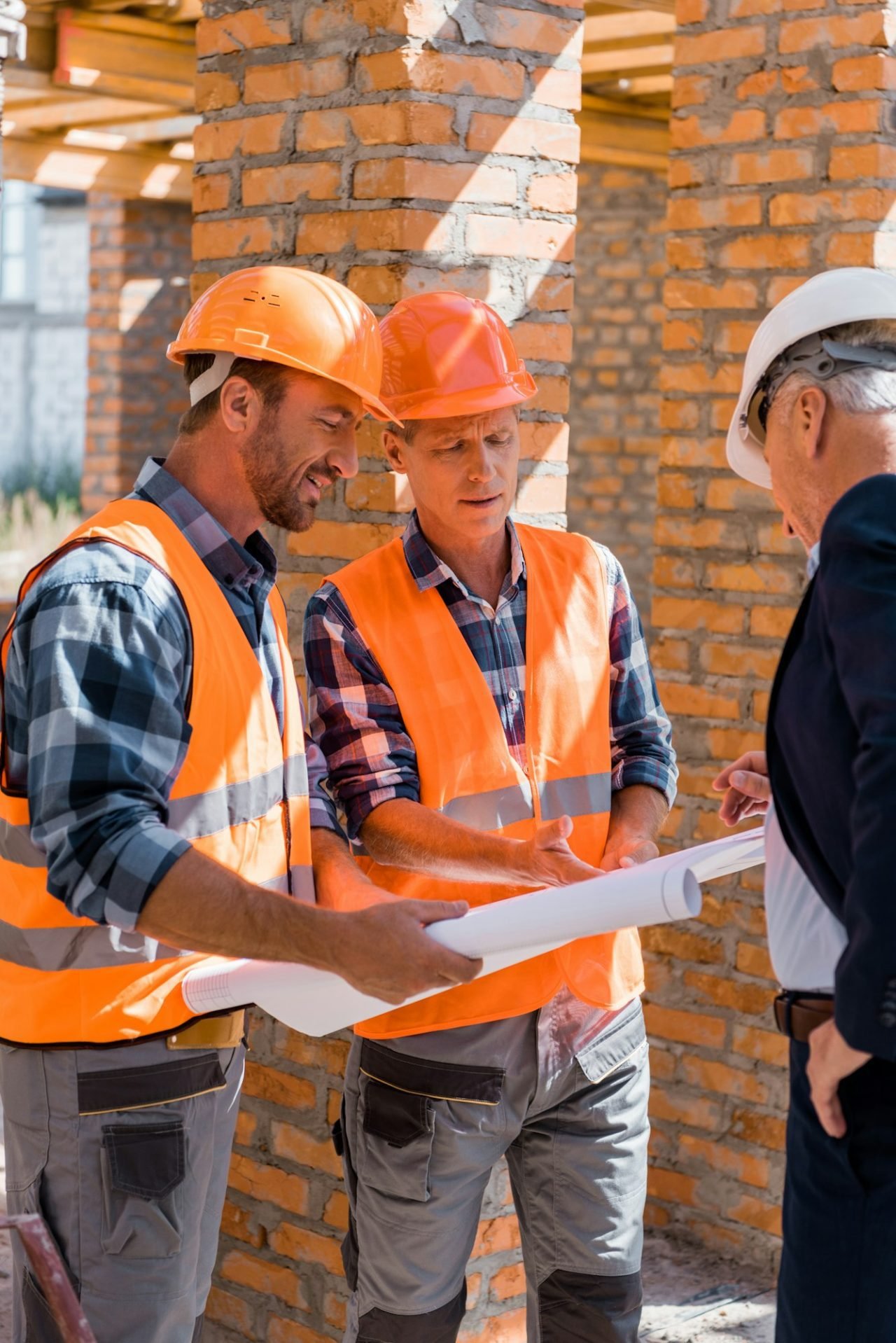 Engenheiros e Construtores de pre-moldados conversando