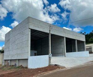 Edificação Comercial em pré-moldado com placas de concreto