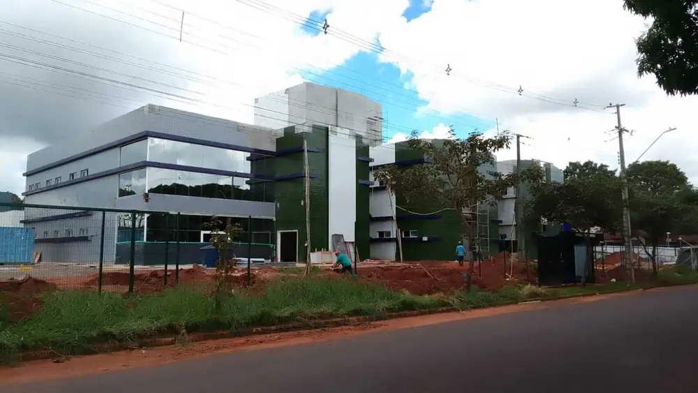 Obra pública com estrutura pré-moldada em ambulatório Obra pública com estrutura pré-moldada em ambulatório